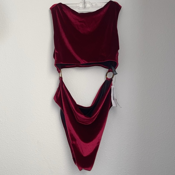 ASOS DESIGN Curve ring side swimsuit in red velvet - Picture 5 of 8